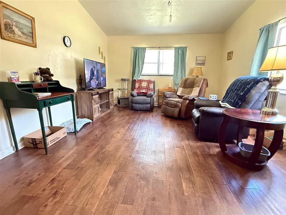 For Sale: $213,000 (3 beds, 1 baths, 1064 Square Feet)