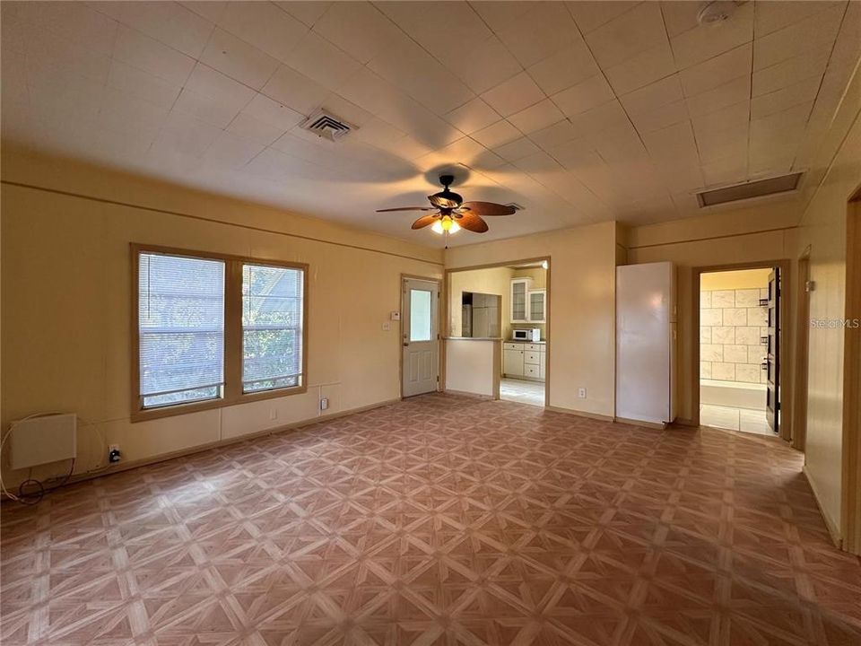 For Sale: $389,900 (6 beds, 0 baths, 2038 Square Feet)