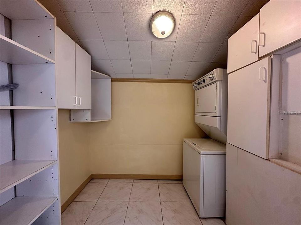 For Sale: $389,900 (6 beds, 0 baths, 2038 Square Feet)