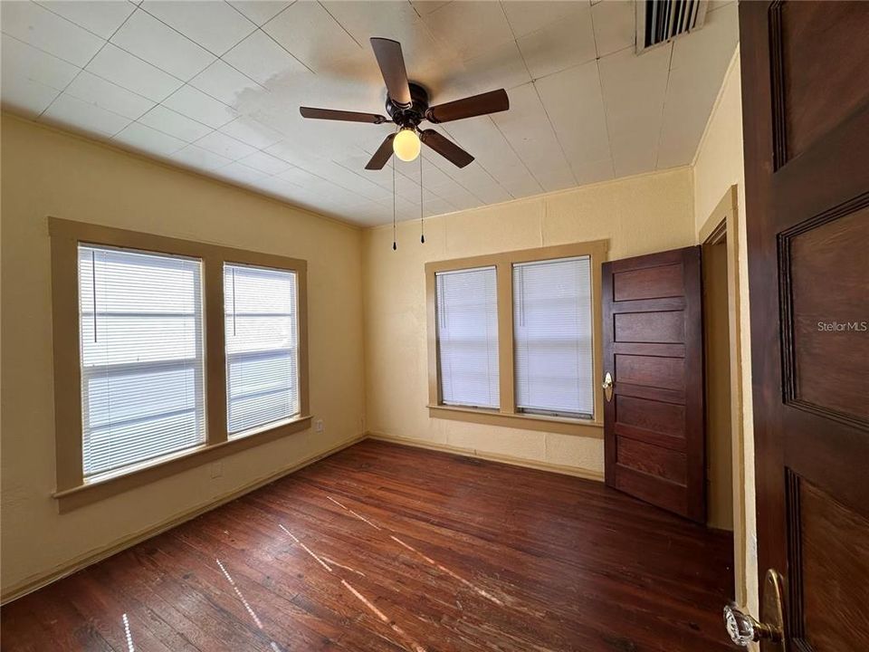 For Sale: $389,900 (6 beds, 0 baths, 2038 Square Feet)