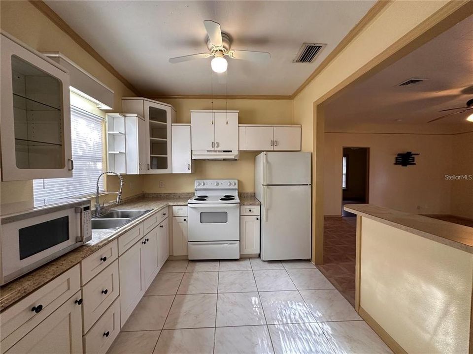 For Sale: $389,900 (6 beds, 0 baths, 2038 Square Feet)