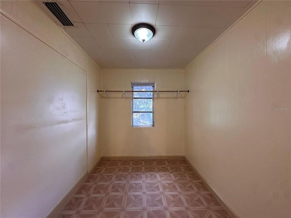 For Sale: $389,900 (6 beds, 0 baths, 2038 Square Feet)