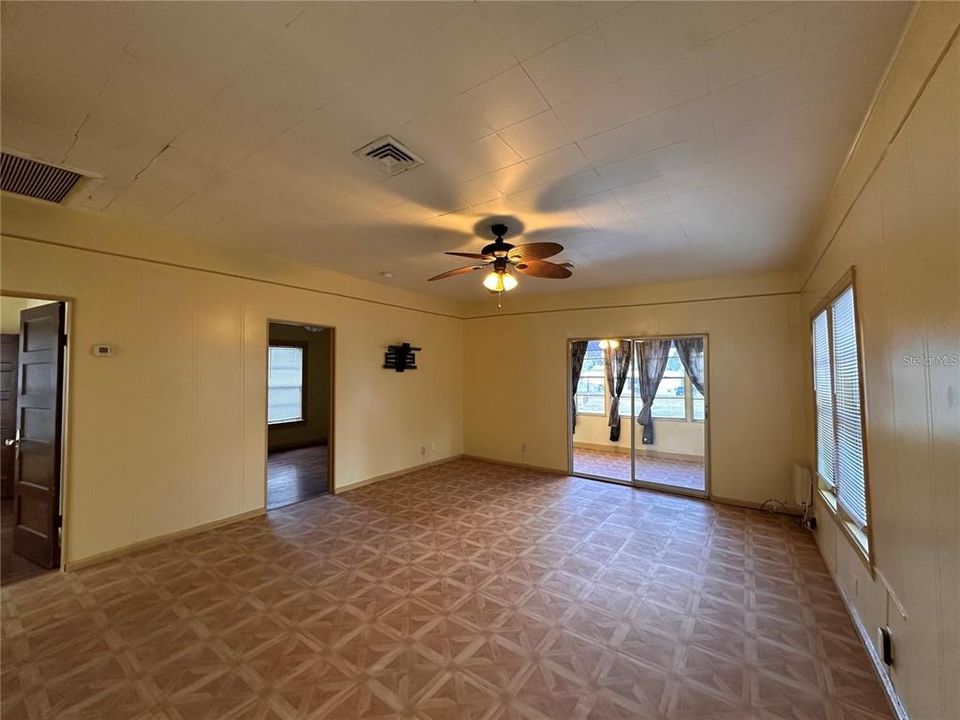 For Sale: $389,900 (6 beds, 0 baths, 2038 Square Feet)