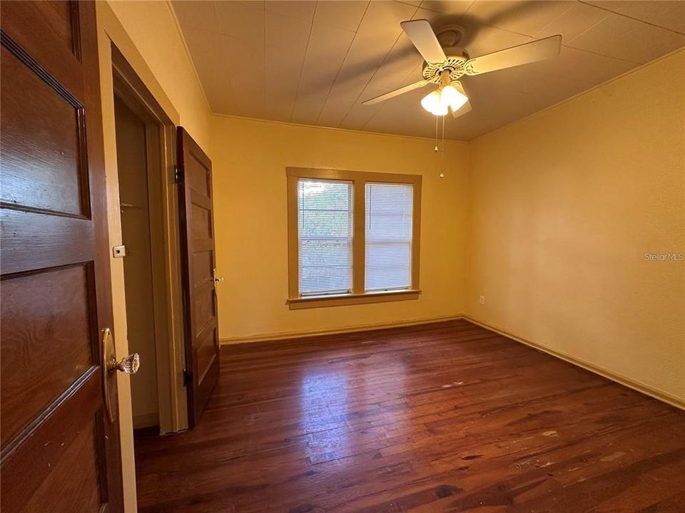 For Sale: $389,900 (6 beds, 0 baths, 2038 Square Feet)
