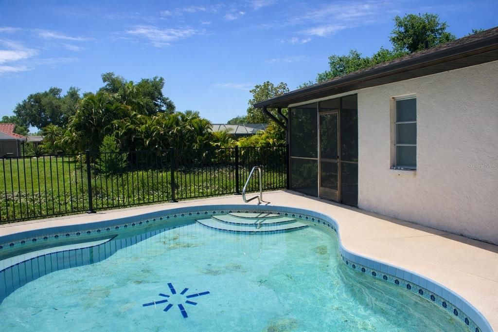 Activo con contrato: $295,000 (2 camas, 2 baños, 1750 Pies cuadrados)