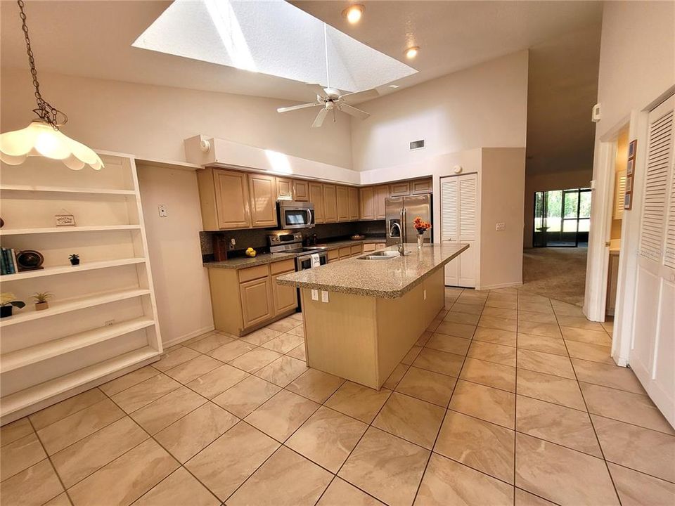 Active With Contract: $210,000 (2 beds, 2 baths, 1104 Square Feet)