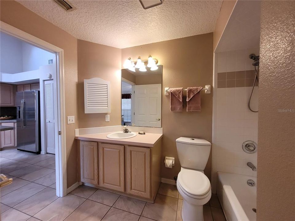 Active With Contract: $210,000 (2 beds, 2 baths, 1104 Square Feet)
