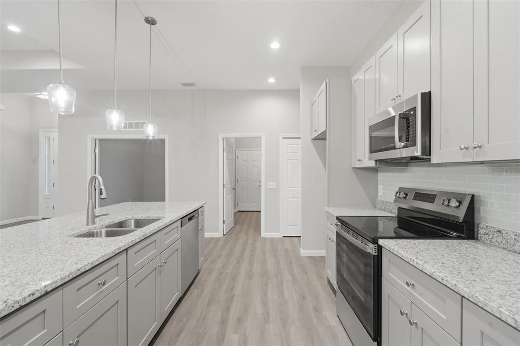 Active With Contract: $424,900 (3 beds, 2 baths, 1905 Square Feet)
