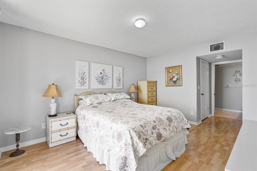 For Sale: $524,000 (2 beds, 2 baths, 1256 Square Feet)