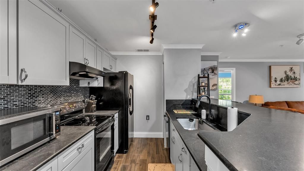 For Sale: $250,000 (2 beds, 2 baths, 1121 Square Feet)