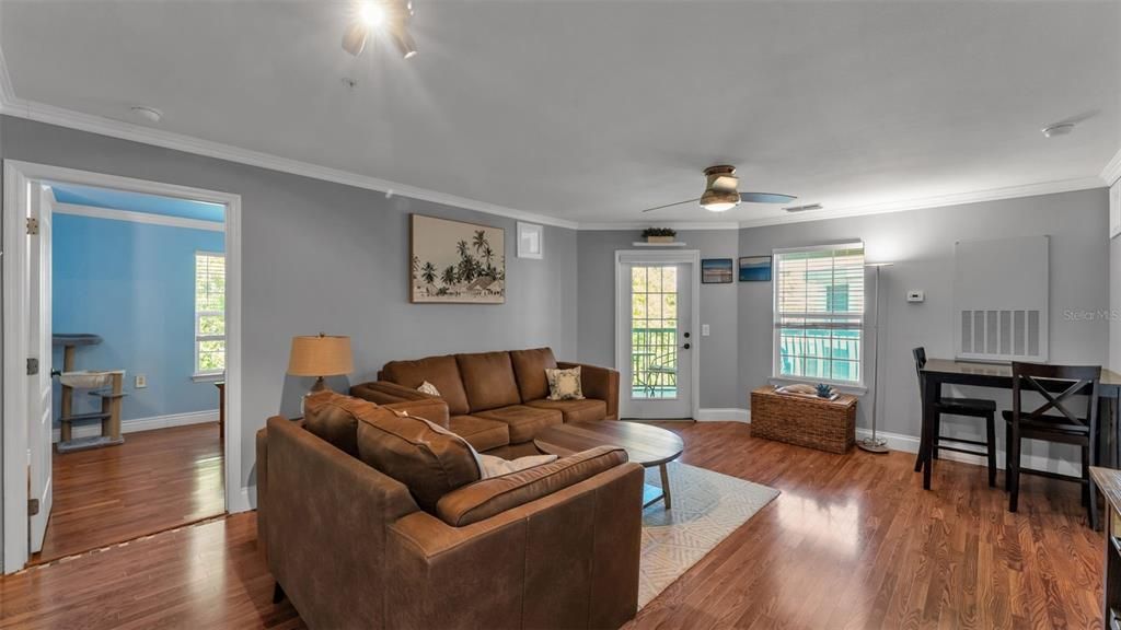 For Sale: $250,000 (2 beds, 2 baths, 1121 Square Feet)