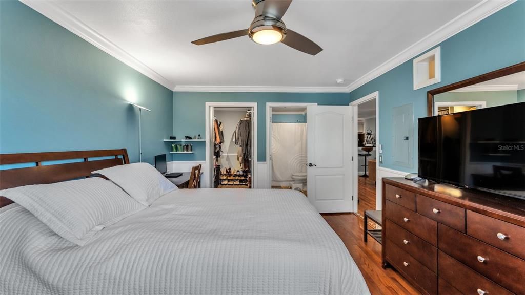 For Sale: $250,000 (2 beds, 2 baths, 1121 Square Feet)