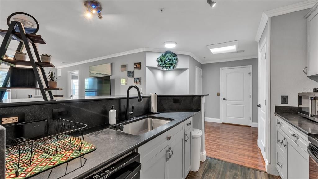 For Sale: $250,000 (2 beds, 2 baths, 1121 Square Feet)