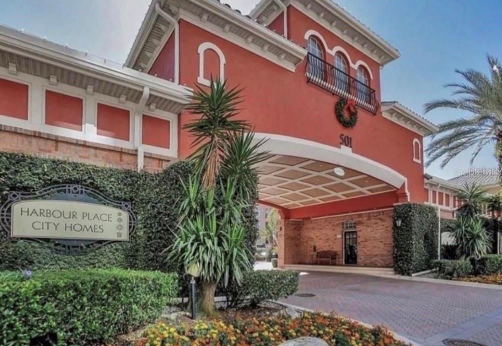 Active With Contract: $2,300 (1 beds, 1 baths, 784 Square Feet)