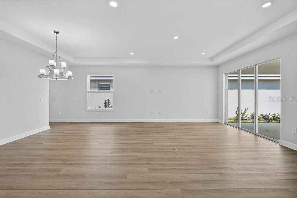 Под контрактом: $389,999 (2 спален, 2 ванн, 1778 Квадратных фут)