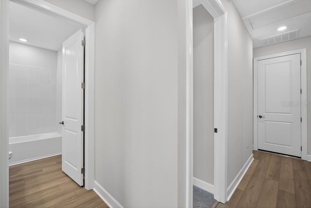 Под контрактом: $389,999 (2 спален, 2 ванн, 1778 Квадратных фут)