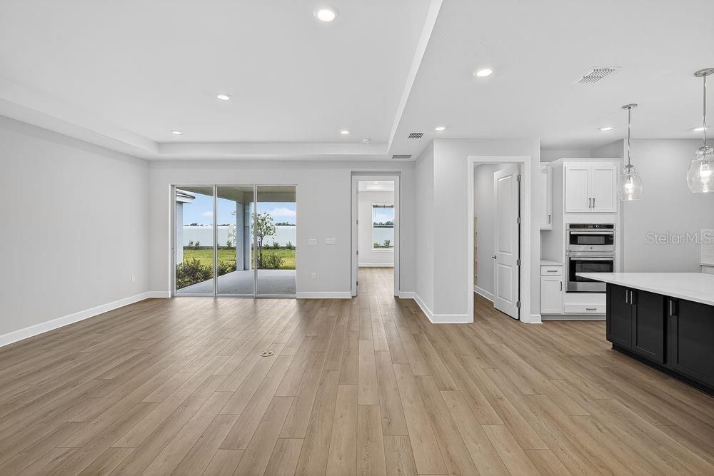 Под контрактом: $389,999 (2 спален, 2 ванн, 1778 Квадратных фут)