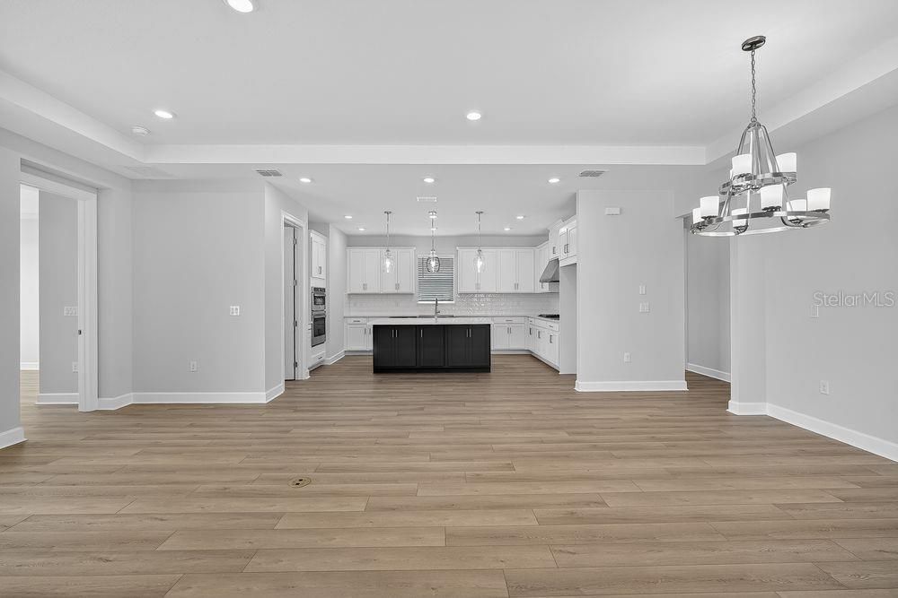 Под контрактом: $389,999 (2 спален, 2 ванн, 1778 Квадратных фут)