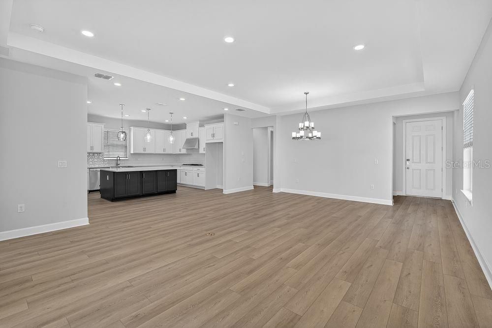 Под контрактом: $389,999 (2 спален, 2 ванн, 1778 Квадратных фут)
