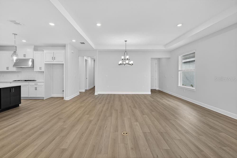 Под контрактом: $389,999 (2 спален, 2 ванн, 1778 Квадратных фут)