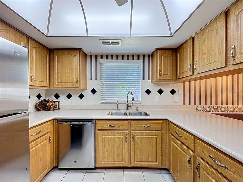 Под контрактом: $399,900 (4 спален, 2 ванн, 2271 Квадратных фут)
