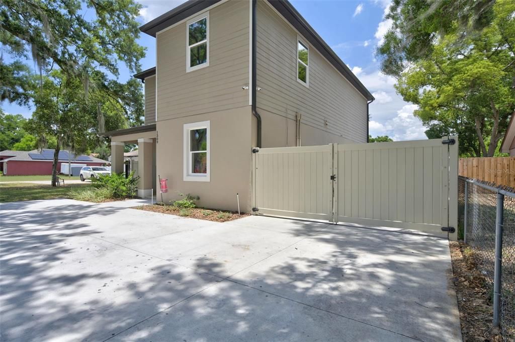 For Sale: $649,900 (3 beds, 3 baths, 2386 Square Feet)