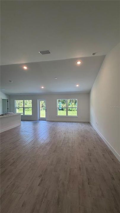 Active With Contract: $393,300 (3 beds, 3 baths, 2117 Square Feet)