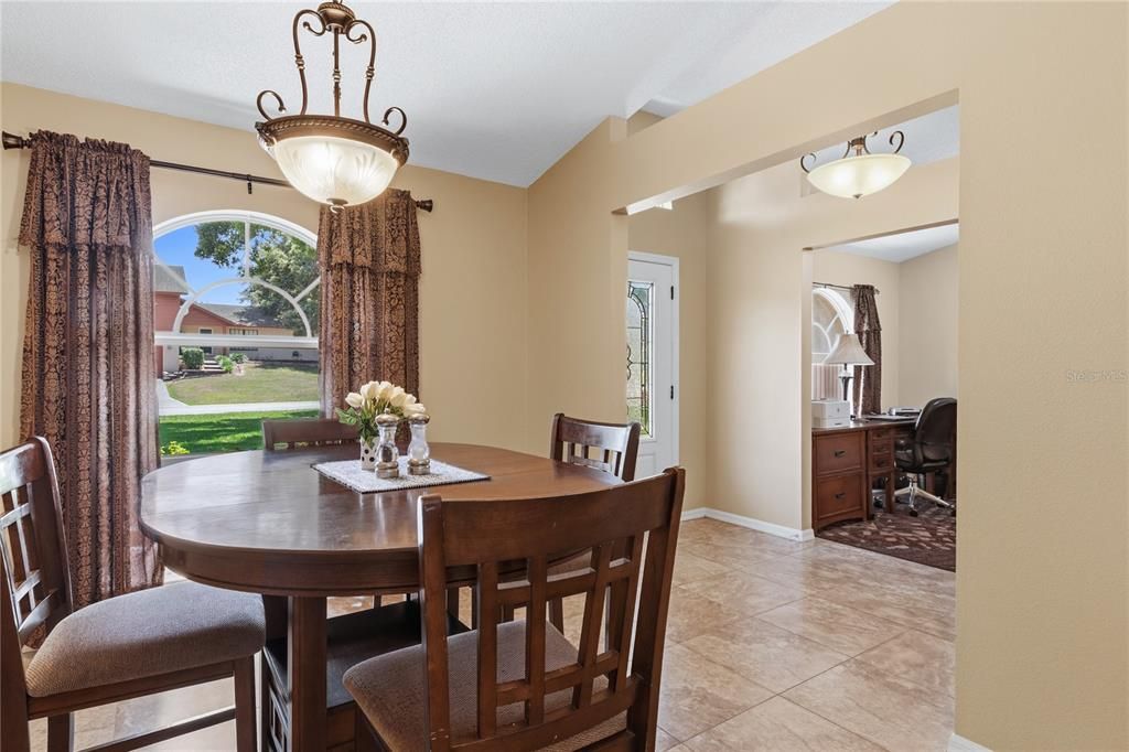 Activo con contrato: $359,000 (3 camas, 2 baños, 1881 Pies cuadrados)