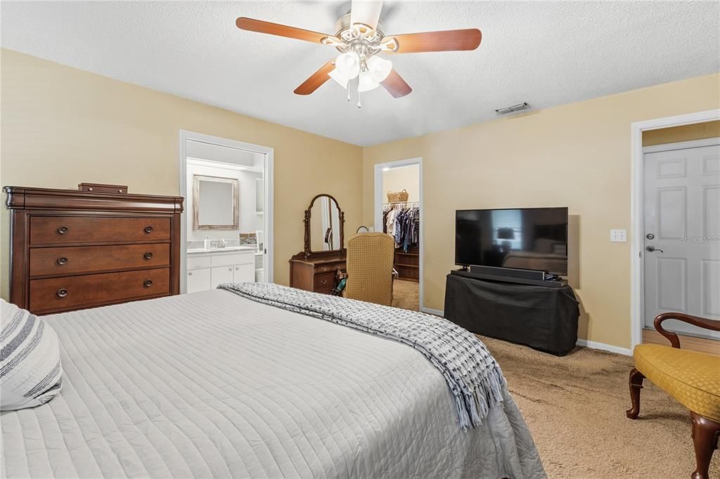 Activo con contrato: $359,000 (3 camas, 2 baños, 1881 Pies cuadrados)