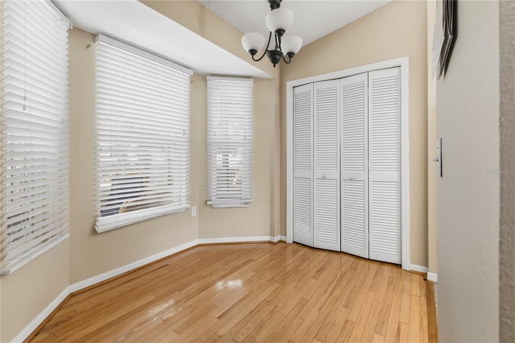 Activo con contrato: $359,000 (3 camas, 2 baños, 1881 Pies cuadrados)