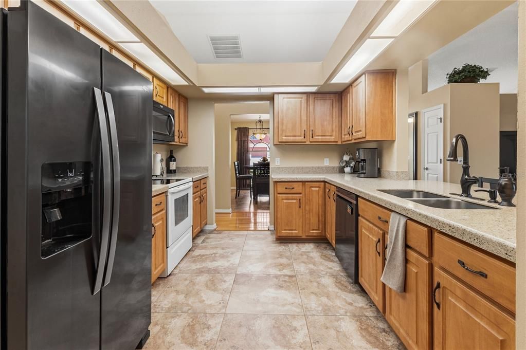 Activo con contrato: $359,000 (3 camas, 2 baños, 1881 Pies cuadrados)