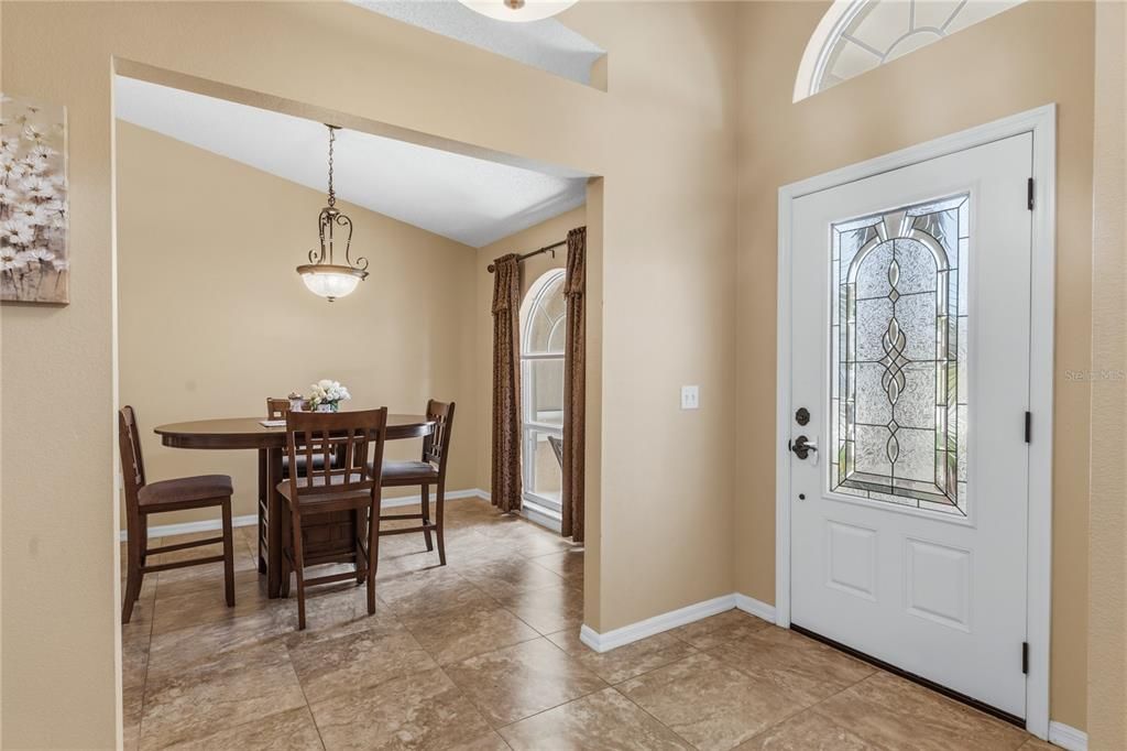 Activo con contrato: $359,000 (3 camas, 2 baños, 1881 Pies cuadrados)