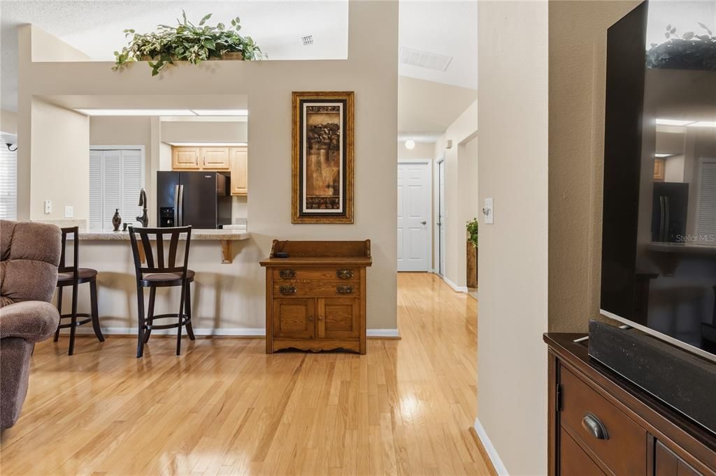 Activo con contrato: $359,000 (3 camas, 2 baños, 1881 Pies cuadrados)