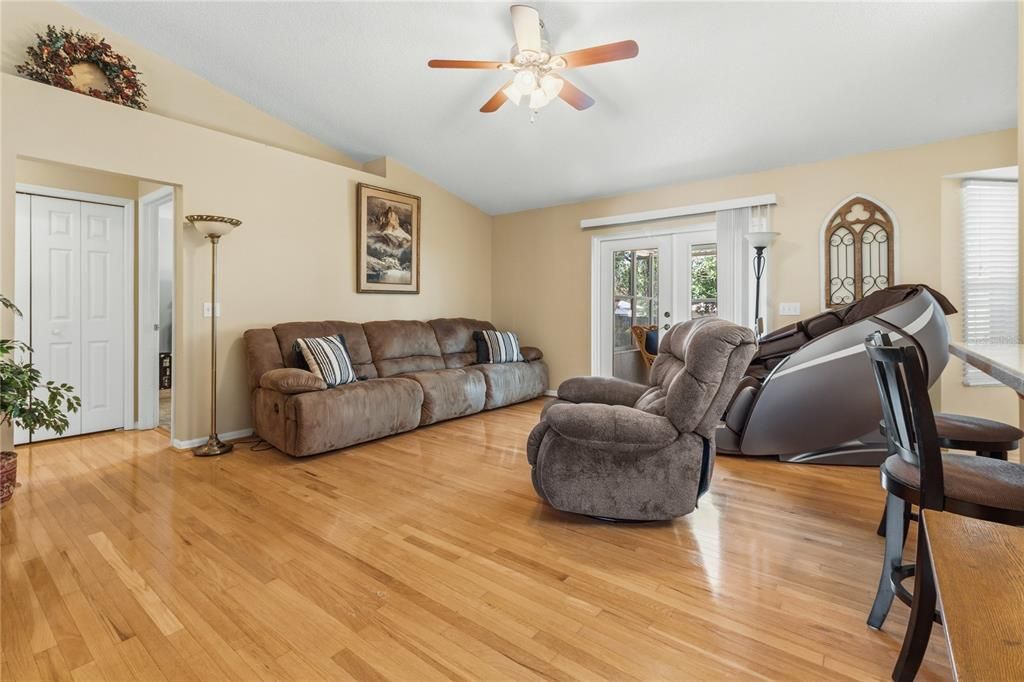 Activo con contrato: $359,000 (3 camas, 2 baños, 1881 Pies cuadrados)