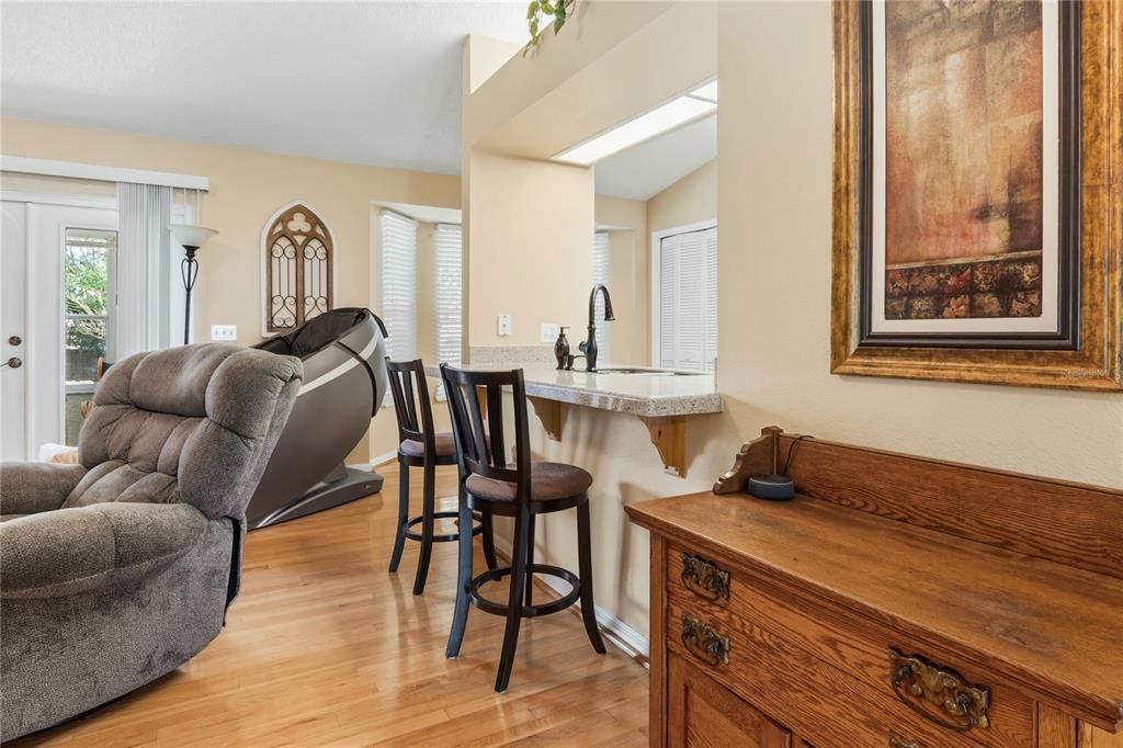 Activo con contrato: $359,000 (3 camas, 2 baños, 1881 Pies cuadrados)