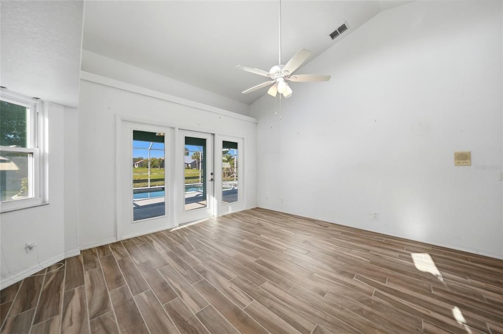 Activo con contrato: $375,000 (3 camas, 3 baños, 2159 Pies cuadrados)