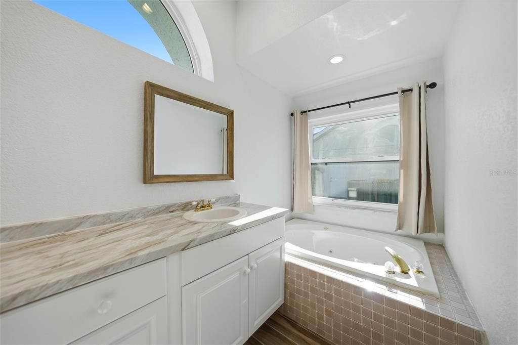 Activo con contrato: $375,000 (3 camas, 3 baños, 2159 Pies cuadrados)