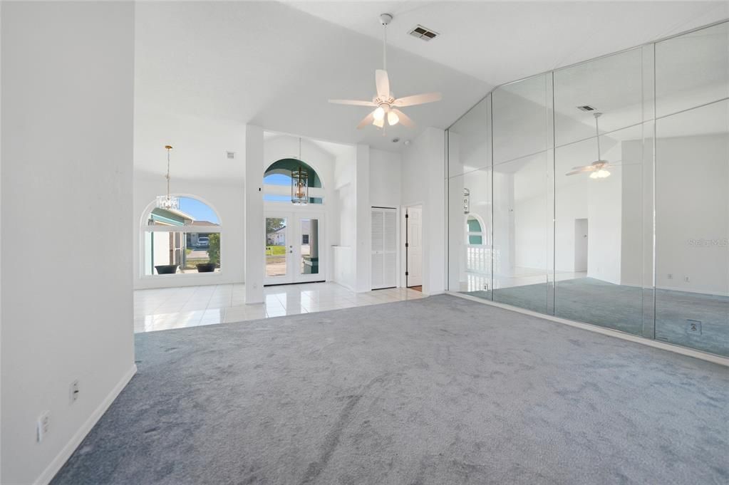Activo con contrato: $375,000 (3 camas, 3 baños, 2159 Pies cuadrados)