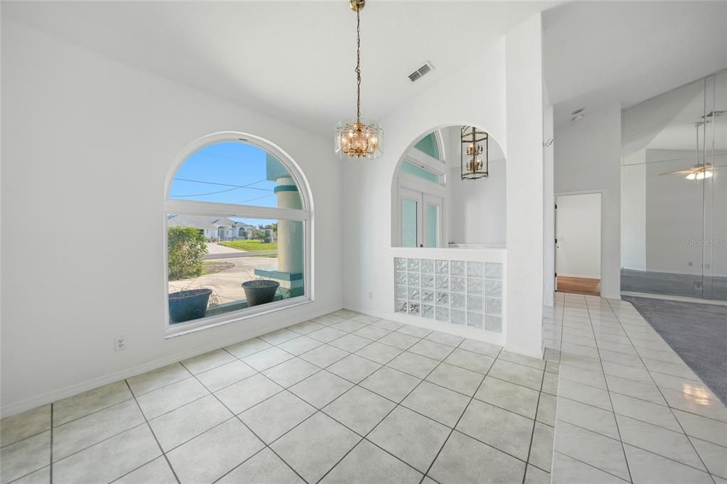Activo con contrato: $375,000 (3 camas, 3 baños, 2159 Pies cuadrados)