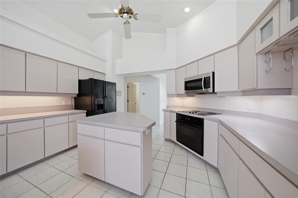 Activo con contrato: $375,000 (3 camas, 3 baños, 2159 Pies cuadrados)