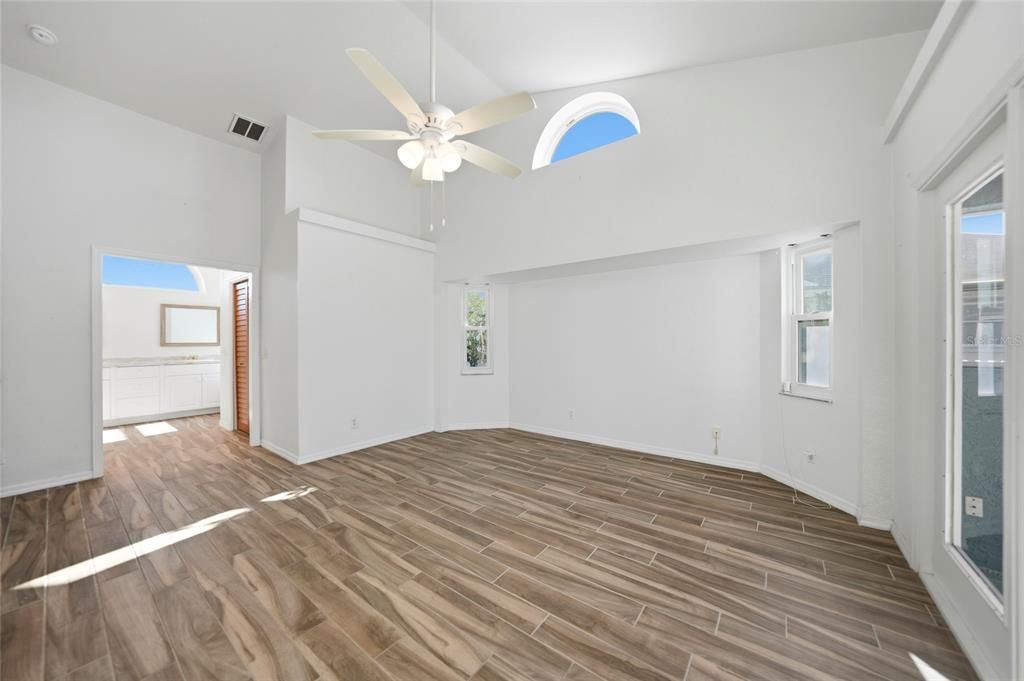 Activo con contrato: $375,000 (3 camas, 3 baños, 2159 Pies cuadrados)