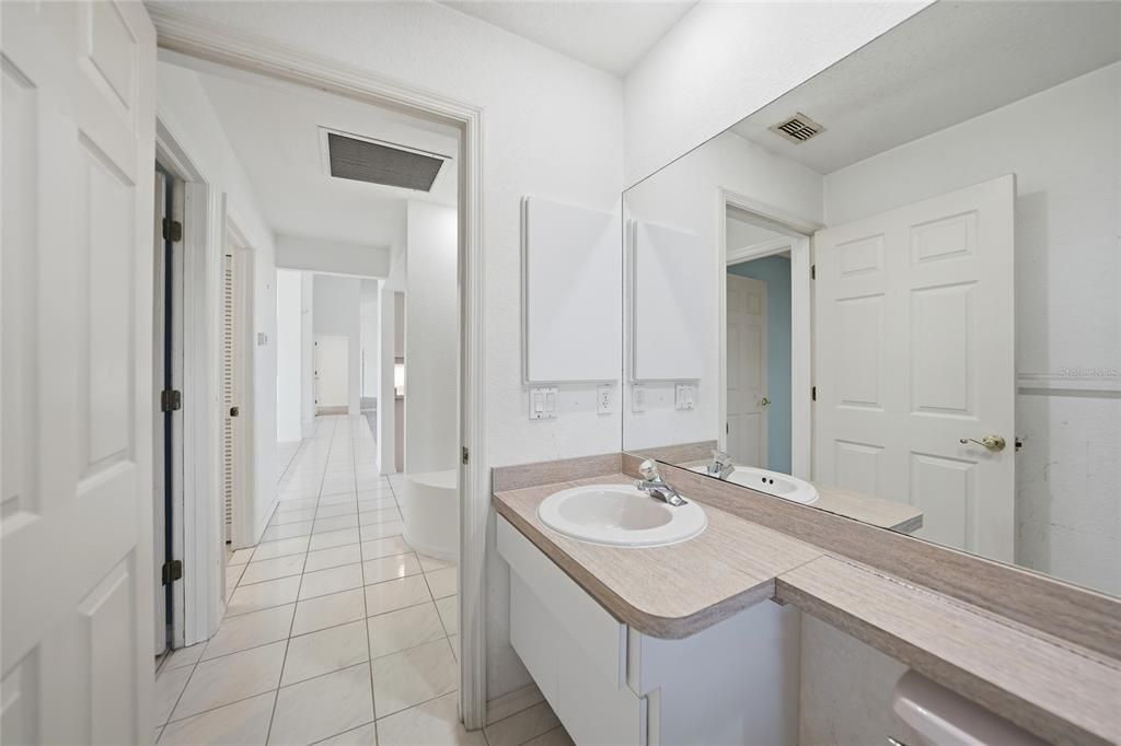 Activo con contrato: $375,000 (3 camas, 3 baños, 2159 Pies cuadrados)