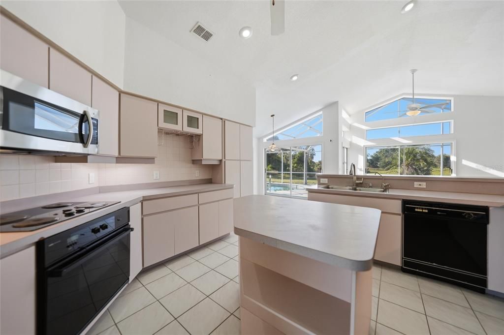 Activo con contrato: $375,000 (3 camas, 3 baños, 2159 Pies cuadrados)