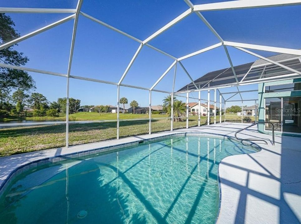 Activo con contrato: $375,000 (3 camas, 3 baños, 2159 Pies cuadrados)
