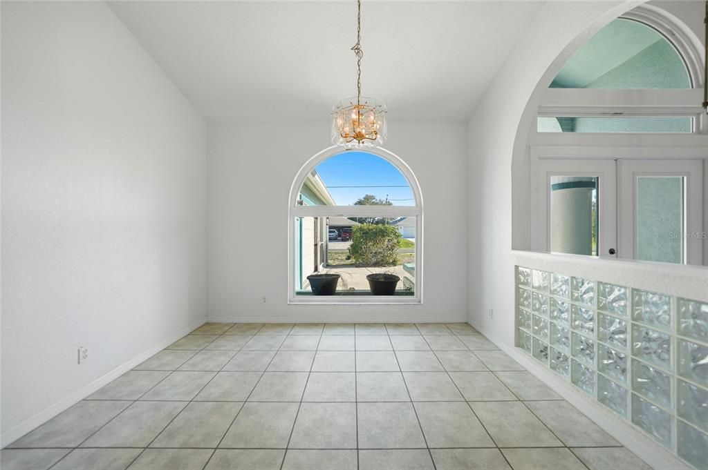 Activo con contrato: $375,000 (3 camas, 3 baños, 2159 Pies cuadrados)
