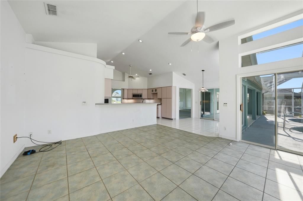 Activo con contrato: $375,000 (3 camas, 3 baños, 2159 Pies cuadrados)