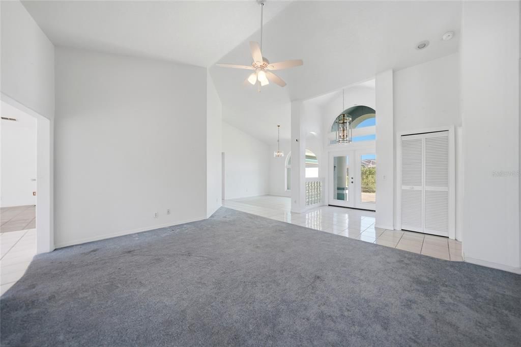 Activo con contrato: $375,000 (3 camas, 3 baños, 2159 Pies cuadrados)