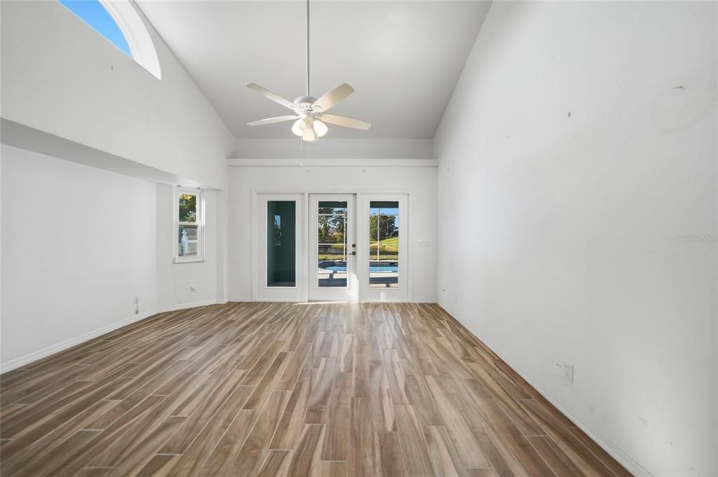 Activo con contrato: $375,000 (3 camas, 3 baños, 2159 Pies cuadrados)