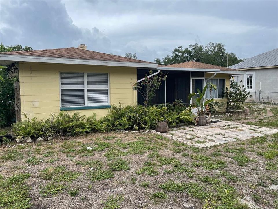For Sale: $569,000 (2 beds, 1 baths, 1022 Square Feet)