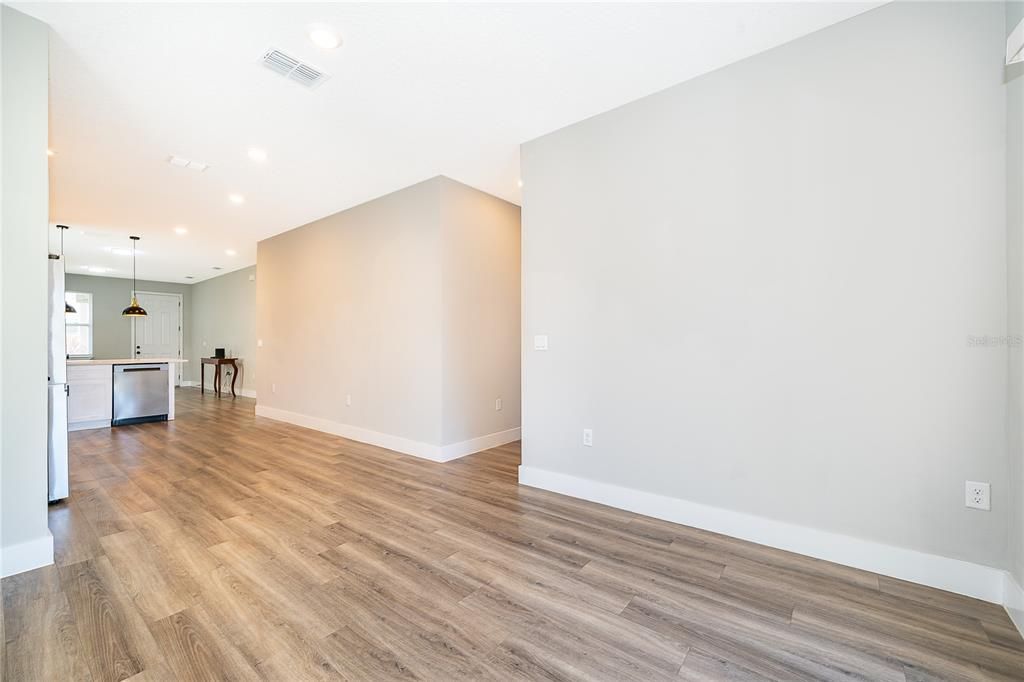 For Rent: $2,800 (4 beds, 2 baths, 1686 Square Feet)